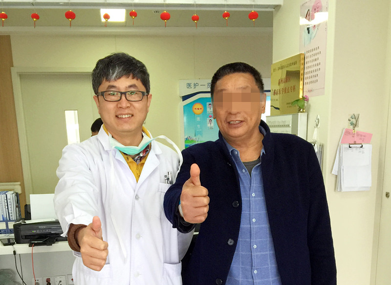 出院患者与管床医师合影_副本.jpg